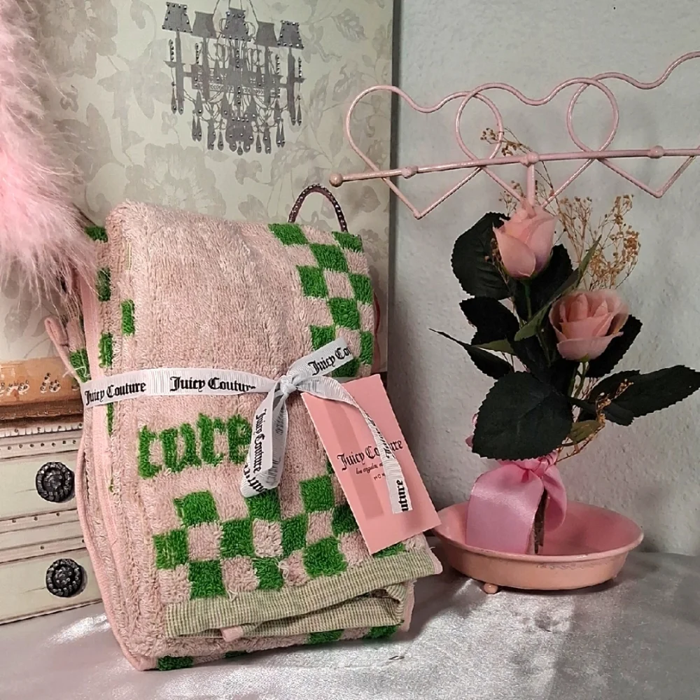 JUICY COUTURE Two Pack Green Hands Towels NWT 2065
